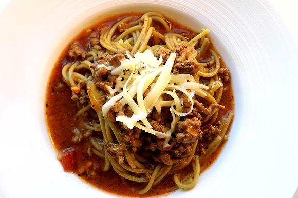 Zielone spaghetti z gulaszem mielonym wołowym