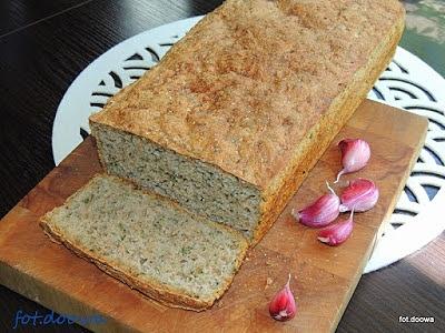 Chleb pszenny z czosnkiem niedźwiedzim