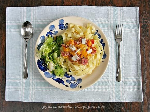 Makaron tagliatelle z dynią, szynką parmeńską i serem kozim