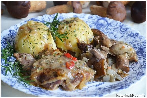 Pieczona karkówka w sosie myśliwskim