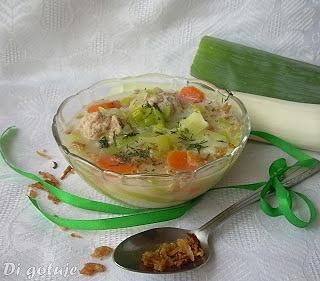 Zupa porowa z pulpecikami i prażoną cebulką