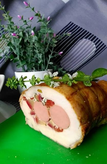 Pierś z indyka nadziewana parówką i śliwkami