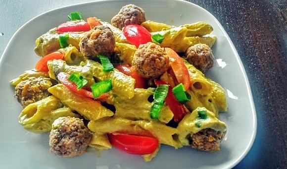 Makaron z sosem guacamole i pulpecikami