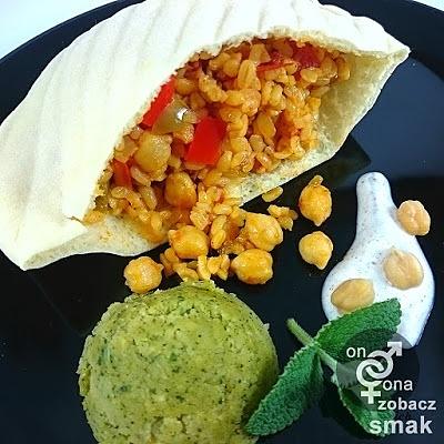 Pita z pilafem z miętową pastą z ciecierzycy