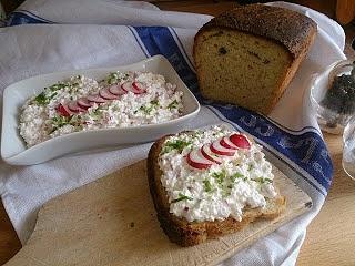 Domowy kremowy twaróg z rzodkiewką, szczypiorkiem i jogurtem