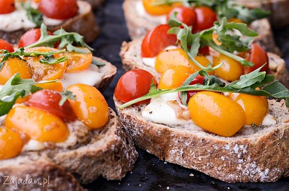 Bruschetta z pomidorami i mozzarellą