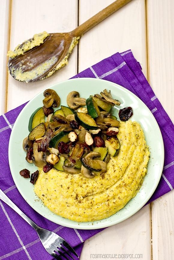 Wegańska polenta z warzywami