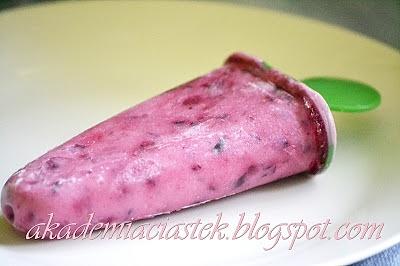 Lody jogurtowe z czarną porzeczką