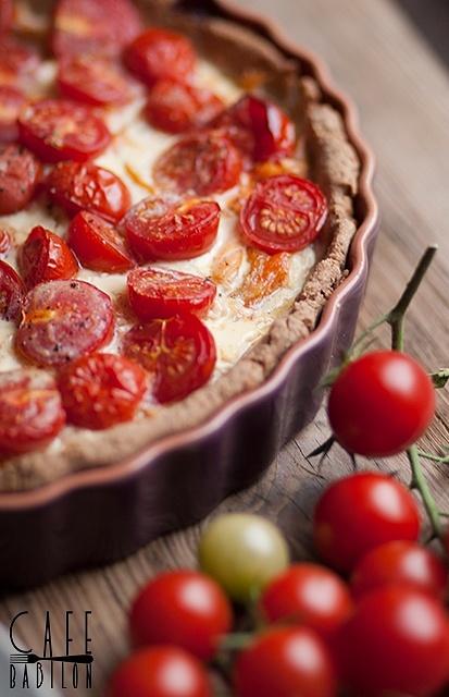 Tarta na mące gryczanej z wędzonym łososiem i pomidorkami koktajlowymi