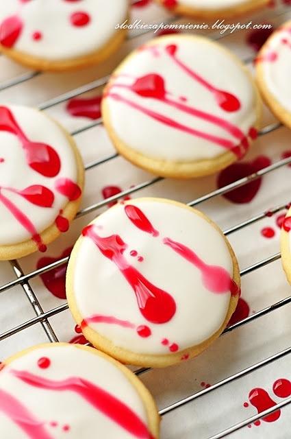 Kruche ciasteczka z lukrem i syropem malinowym na Halloween