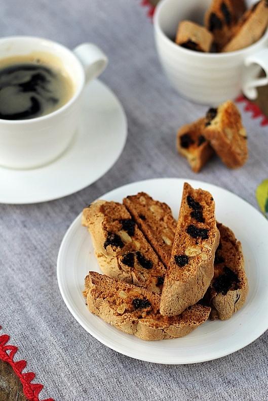 Biscotti z migdałami i suszonymi wiśniami