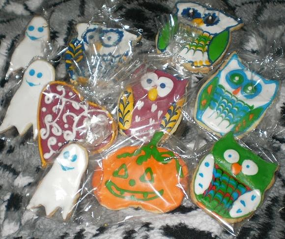 Ciasteczka dekorowane lukrem królewskim na Halloween