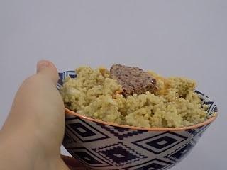 Kasza jaglana z bananem i khaki, podana z lnianą chałwą orzechową i syropem klonowym