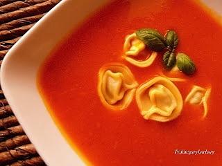 Zupa krem z dyni i pomidorów z pierożkami ravioli