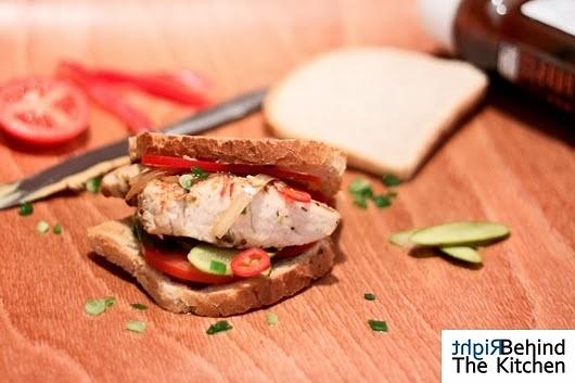 Sandłicz z indykiem na ostro z musztardą Dijon sosem bbq i papryczką chilli