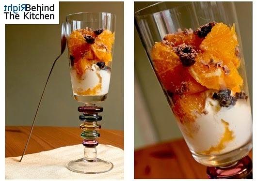 Pomarańcze z rodzynkami i amaretto na lodach śmietankowych