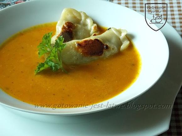 Zupa dyniowa z pierożkami i imbirem