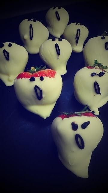 Halloweenowe duszki z truskawek
