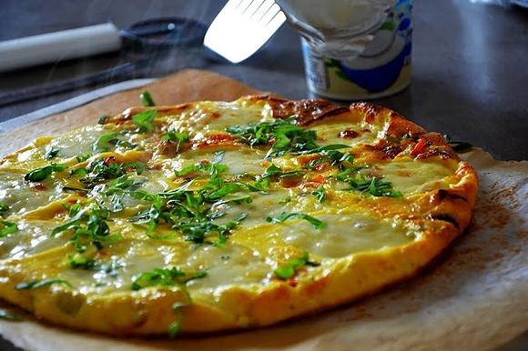 Jogurtowa frittata z duszonymi warzywami i mozzarellą