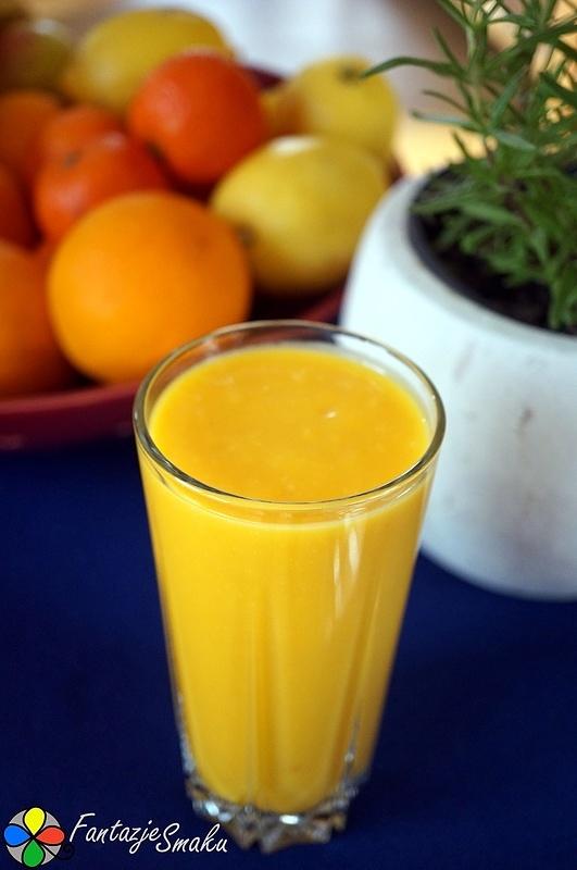 Smoothie z dyni, mango i pomarańczy z mlekiem kokosowym
