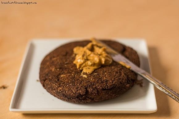Kakaowy omlet z tofu i cukinią z masłem orzechowym