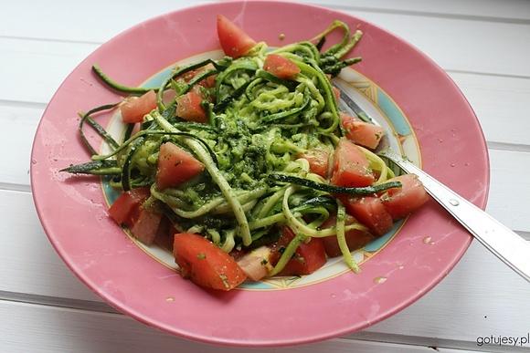 Spaghetti z cukinii z pietruszkowym pesto