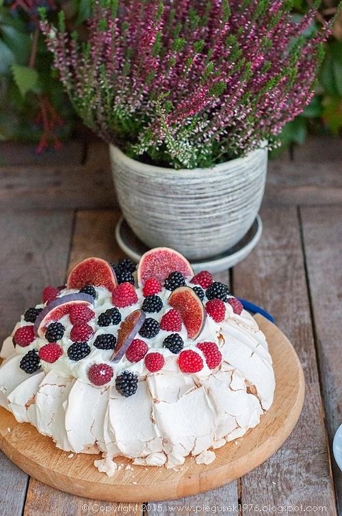 Jesienna pavlova z kremem mascarpone i owocami