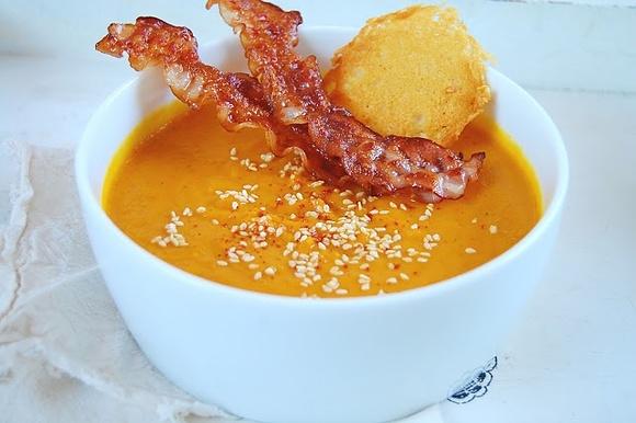 Krem z dyni z tahini i chrupkami z bekonu i parmezanu