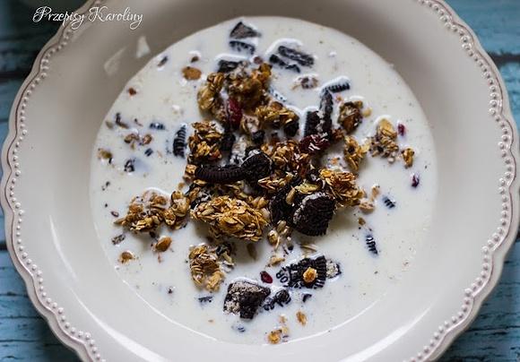Granola z oreo i suszonymi owocami na śniadanie