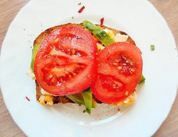 Kanapka z jajecznicą, awokado i pomidorem na grillu