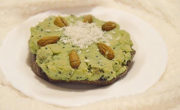 Raw kremowe ciasto kokosowo-kiwi