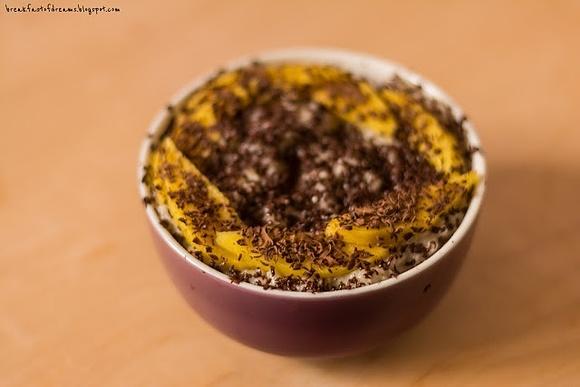 Owsiana kokosowa z mango i startą czekoladą 70%