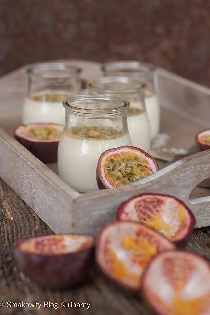 Panna cotta z białą czekoladą i marakują