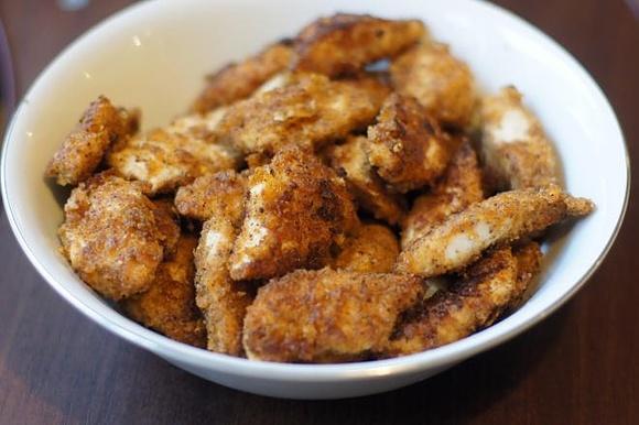 Nuggetsy z kurczaka z sosem czosnkowym