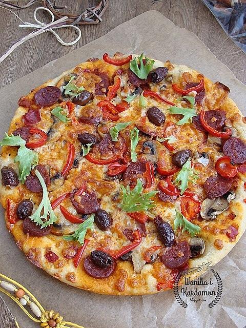 Pizza z chorizo, oliwkami kalamata i mozzarellą