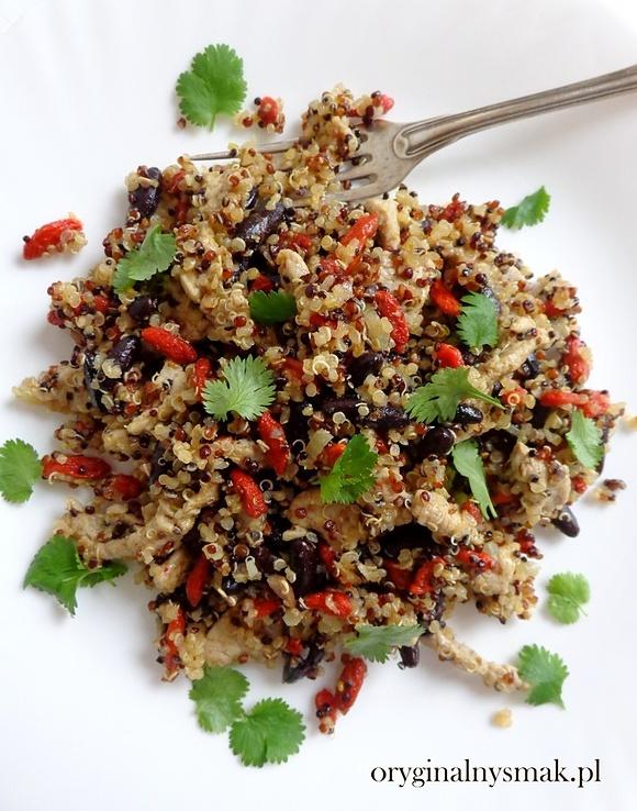 Stir-fry z czarną fasolą, komosą ryżową, polędwiczką i jagodami goji
