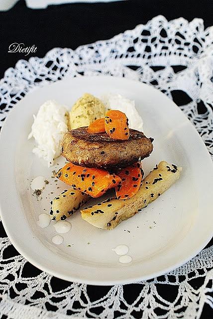 Burger z indyka z puree ziemniaczanym i żółtym grochem