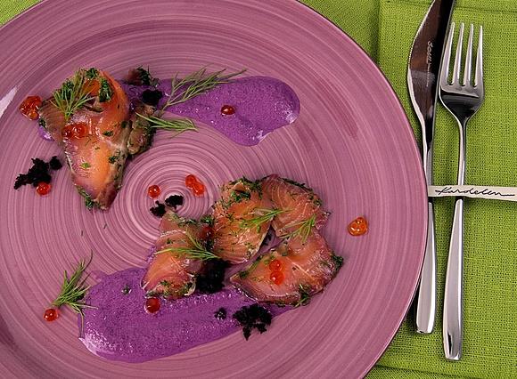 Gravlax z wiśniówką z sosem chrzanowym i kiszonymi burakami