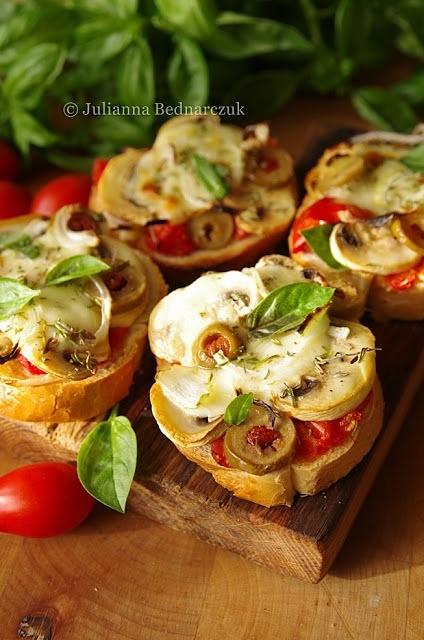 Bruschetta z pomidorami i pieczarkami