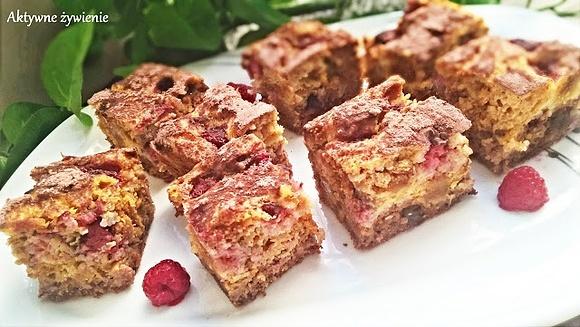 Ciasto waniliowo-czekoladowe z kaszy pęczak i malinami