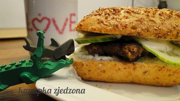 Minimalistyczny burger dla wybrednego dziecka z mięsem i sosem czosnkowym