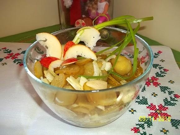 Surówka z kiszonych ogórków i jabłka