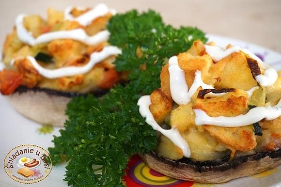 Pieczarki faszerowane czerstwą bułką i warzywami