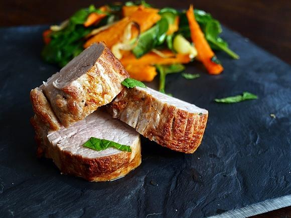 Warm veggie salad z porked tendreloins