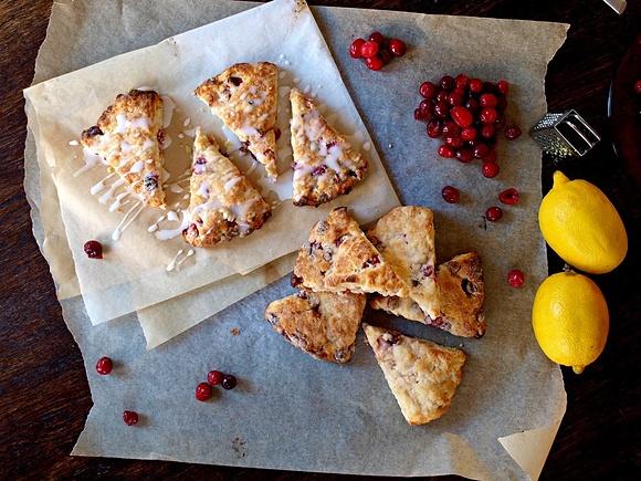Żurawinowe scones z cytryną - miękkie w środku, chrupiące na zewnątrz