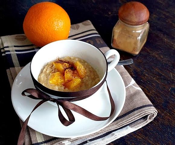 Słodkie pomarańczowe risotto na śniadanie z miodem i cynamonem