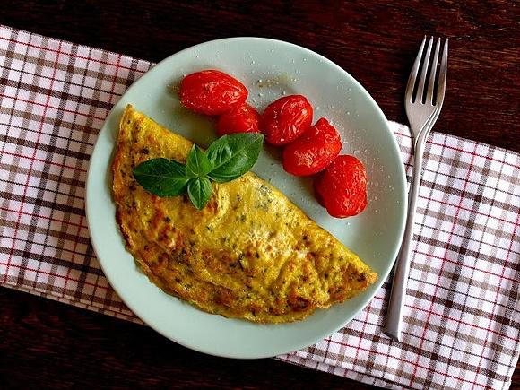 Nie-taki-zwykły omlet z pomidorami i bazylią
