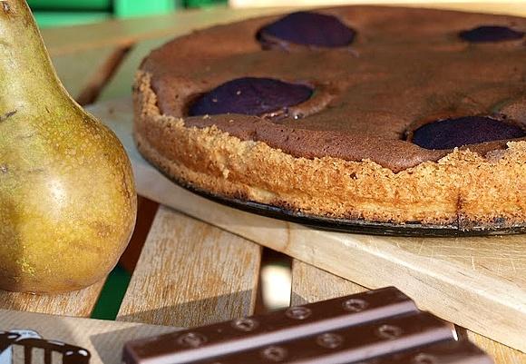 Tarta czekoladowa z gruszkami marynowanymi w czerwonym winie