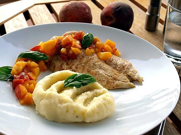 Szybki kurczak z salsa brzoskwiniowo-mango i puree