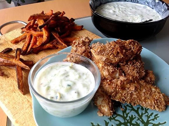 Zdrowe nuggets z frytkami z batatów pieczone w piekarniku